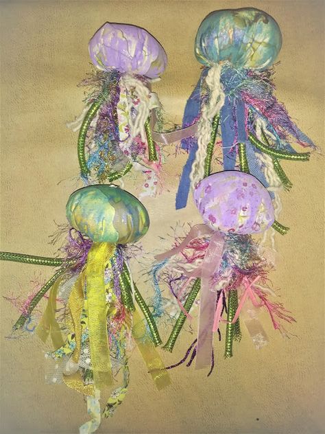 Jellyfish Christmas Ornaments Diy, Jellyfish Ornament Diy, Reef Christmas, Christmas Ornament Exchange, Jellyfish Ornament, Ocean Christmas, Mermaid Christmas Ornaments, Beaded Ornaments Diy, Diy Jellyfish