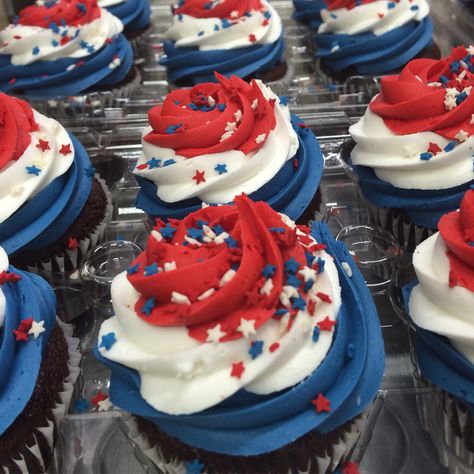 4th July Cupcakes Ideas, Memorial Day Desserts Cupcakes, 4th Of July Cupcake Decorating Ideas, Labor Day Cupcakes Ideas, Independence Day Cupcakes, Memorial Day Cupcakes Ideas, Veterans Day Cupcakes, American Flag Cupcakes, Memorial Day Cake Pops