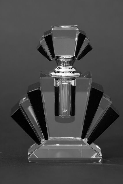 Art Deco perfume bottle http://www.flickr.com/photos/dannyford/5149937652/ Art Deco Perfume, Arte Art Deco, Art Deco Inspiration, Motif Art Deco, Perfume Bottle Art, Beautiful Perfume Bottle, Antique Perfume Bottles, Deco Decor, Beautiful Perfume