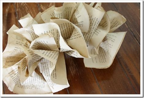 The Shabby Creek Cottage - farmhouse interiors re-designed: 31 days: Book page garland Christmas Garland Paper, Coffee Filter Flowers Diy, Book Page Garland, Sheet Music Crafts, Garland Paper, Diy Tulle, Book Page Wreath, Make A Book, Diy Christmas Garland