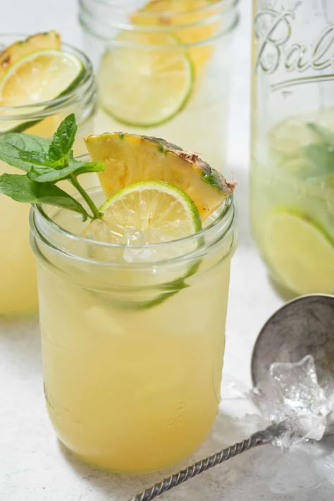 Green Tea Pitcher Recipe, Pineapple Mint Juice, Fat Flush Drink, Pineapple Mint, Iced Tea Lemonade, Tea Drink Recipes, Easy Teas, Green Tea Recipes, Iced Green Tea