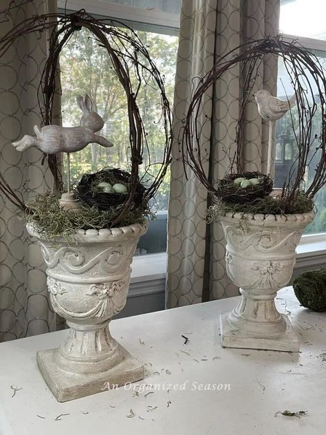 Do you love topiaries as much as I do? Then, let me show you how to make an easy DIY Topiary frame from a grapevine wreath! Easter House Decorations, Spring Topiary, Diy Topiary, Modern Easter Decor, Easter Topiary, Easter House, Topiary Diy, Trendy Easter, Modern Easter