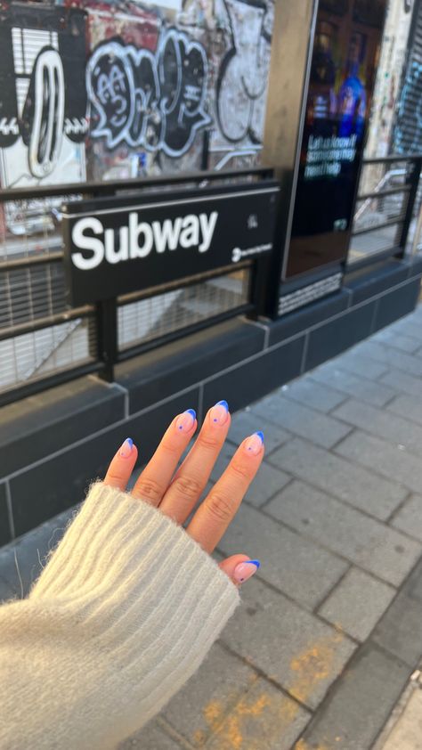 New York City Inspired Nails, London Aesthetic Nails, Nails For New York Trip, London Nails Aesthetic, Nails For Nyc Trip, Nyc Nails Aesthetic, Cobalt Blue French Tip Nails, New York Nails Aesthetic, New York City Nails