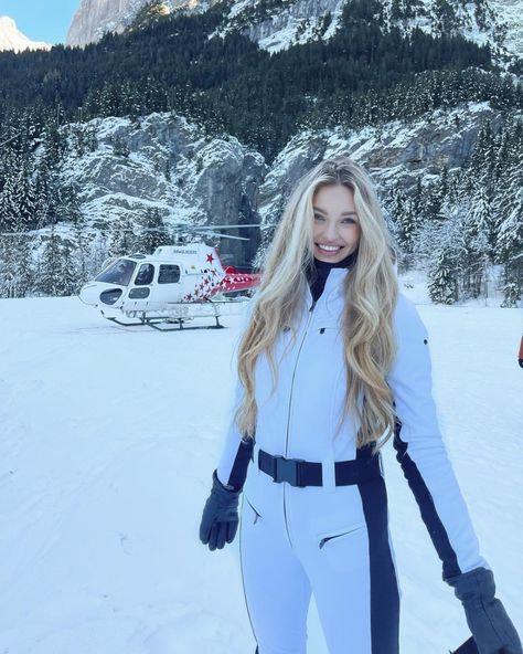 Romee Strijd (@romeestrijd) • Instagram photos and videos Romee Strijd Instagram, Skii Outfit, Photos In Snow, Ski Outfit Ideas, Winter Fotos, Artist Hue, Ski Trip Outfit, Winter Pics, Val Thorens