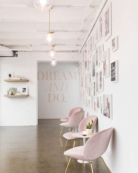 Pink Chairs, Home Office Design Ideas, Office Decor Professional, Office Design Ideas, Deco Studio, Dream Office, Office Inspo, Modern Home Office, Office Room