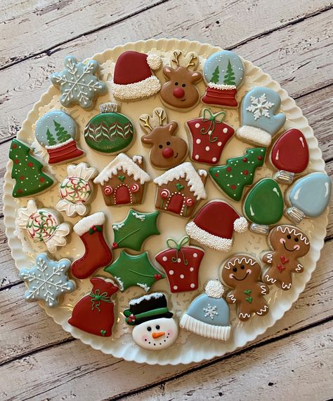 Mini Decorated Christmas Cookies, Mini Cookies Christmas, Mini Christmas Cookies Royal Icing, Mini Sugar Cookies Decorated, Christmas Mini Cookies Decorated, Christmas Mini Cookies, Mini Christmas Cookies Decorated, Reindeer Cookies Decorated, Mini Christmas Cookies