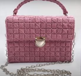 Voici un tuto pour réaliser un petit sac avec de la toile plastique canevas que vous pourrez broder ou crocheter Très facile, pour débutant.e.s...... Kit creation du tuto :https://loupassion.com/categorie-produit/kits/Pensez à vous abonner et activer... Tee Shirts Diy, Canvas Bag Diy, Sac Diy, Bag Diy, Diy Shirt, Diy Bag, Plastic Canvas, Canvas Bag, Macrame