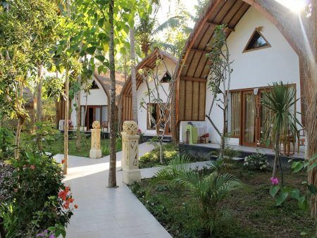 NUSA PENIDA TOUR - Things you MUST SEE on a Nusa Penida Tour Small Resort Design Plan, Small Resort Design, Mini Resort Ideas, Beach Resort Architecture, Small Beach Resort, Tropical Building, Beach Resort Design, Retreat Space, Bungalow Hotel