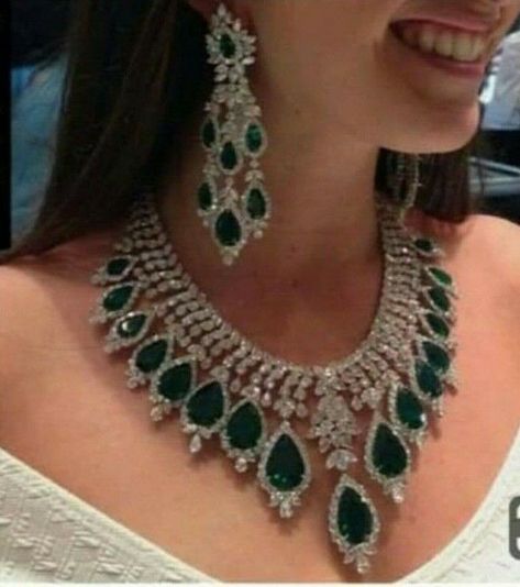 Bollywood Style White Gold Plated CZ Bridal Choker Necklace Earrings Green Set Jewellery Shops, Bijoux Art Nouveau, Diamond Choker Necklace, Western Necklaces, Bride Necklace, Diamond Girl, Diamond Necklace Set, Diamond Choker, Choker Necklace Set