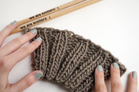 Come Intrecciare, Knitting Hacks, Seed Stitch, Cast Off, Knit In The Round, Knitting Tutorial, Felt Diy, Knitting Techniques, Knit Or Crochet