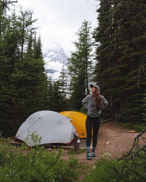 Solo Camping Aesthetic, Solo Camping Women, Camping Girl Aesthetic, Hiking Necessities, Camping Fits, Woman Camping, Camping Women, Girl Camping, Camping Pictures