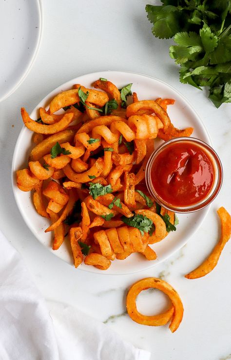 How To Cook Frozen Curly Fries In The Air Fryer Parmesan Truffle Fries, Yummy Fries, Curly Fries, Truffle Fries, Crispy Fry, Game Snacks, Fries Recipe, Best Shakes, High Protein Low Carb