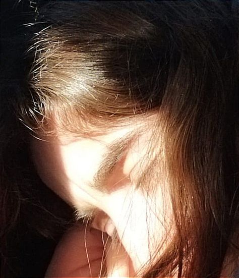 Brown hair girl with lights Brown Hair Braids Aesthetic, Short Brown Hair Aesthetic Faceless, Light Brown Hair Girl Aesthetic, Brown Hair In The Sun, Brown Hair Aesthetic Faceless, Light Brown Hair Aesthetic, Delilah Core, Merciful Crow, Brunette Hair Aesthetic