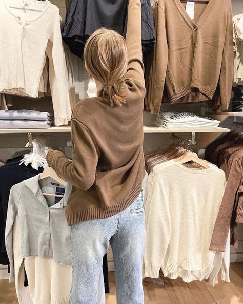 Brandy Melville Fall, Train Like An Angel, Brandy Girl, Autumn In New York, Aesthetic Autumn, Fuzzy Sweater, Blogger Girl, Autumn Aesthetic, Girl Falling