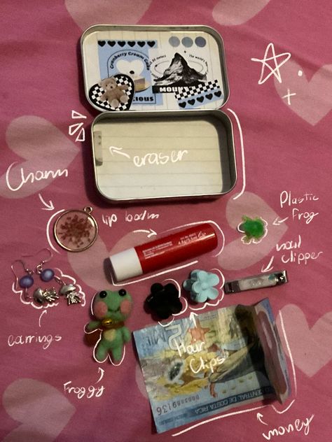 :D What To Put In Altoid Wallets, How To Make An Altoids Wallet, Aesthetic Altoids Wallet, Barkleys Mints Wallet, Altoid Wallet Aesthetic, Alto Is Wallet, Tin Wallet Aesthetic, Altoids Wallet Outside, Mint Tin Wallet