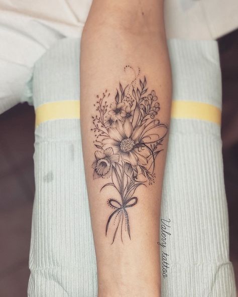 Discover 30 aesthetic tattoo ideas for women featuring delicate and minimalist designs. ✨🌸 #AestheticTattoos #MinimalistTattoos #DelicateInk #TattooIdeasForWomen #SimpleTattoos #TattooInspo #TinyTattoos #ElegantDesigns #ChicInk #TattooTrends2024 Floral Bouquet Tattoo Thigh, Birth Flower Tattoos On Leg, Flower Bouquet Tattoo Cover Up, Large Bouquet Tattoo, Floral Bouquet Tattoo Forearm, Bouquet Of Flowers Tattoo Forearm, Large Flower Bouquet Tattoo, Fine Line Flower Bouquet Tattoo Arm, Stock Flower Tattoo