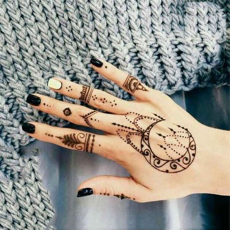 Henna Pictures, Moon Chandelier, Mandala Moon, Brown Henna, Henna Inspired Tattoos, Noir Art, Tato Henna, Henna Tattoo Hand, Henna Tattoo Designs Hand