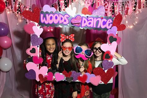 Photo Booth Valentines Day, Selfie Point Ideas For School, Preschool Photoshoot, Selfie Point Ideas, Valentines Day Photo Booth, Student Council Activities, School Dance Decorations, Valentines Theme Party, Background Balloons