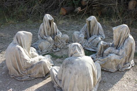 Halloween Diy Outdoor, Halloween Props Diy, Concrete Statues, Creepy Halloween Decorations, Cement Art, Halloween Yard Decorations, Concrete Crafts, Concrete Art, Halloween Yard