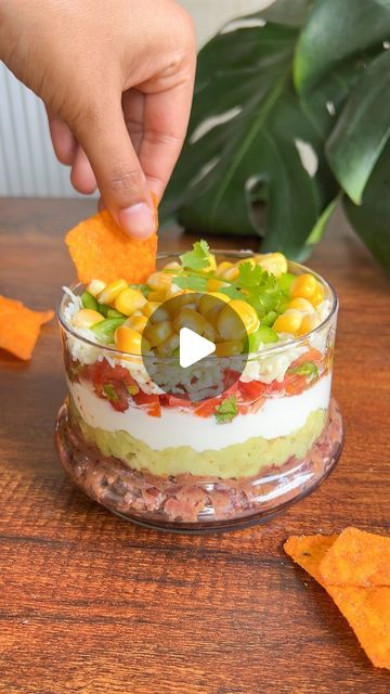 7 Layers Taco Dip, 7 Layer Salad Mexican, Diy Mexican Food, Nachos Chips Recipe, Mexican Layer Dip Recipe, Layered Nacho Dip, 7 Layer Mexican Dip, Nachos Chips, Dip Party