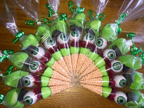 #halloween #cones #eyeballs Halloween Cones, Halloween Crafts Diy Projects, Adult Halloween Party Food, Sweets And Chocolate, Halloween Sweet Treats, Sweetie Cones, Sweet Cone, Dulces Halloween, Easy Halloween Food