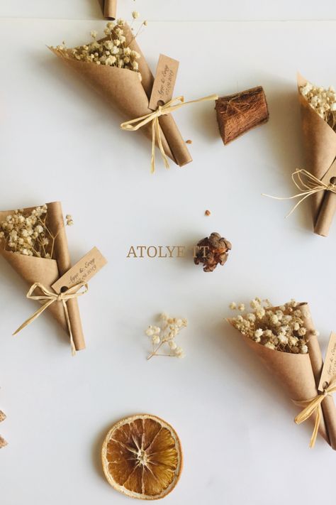 Diy Crafts Paper, Dried Flowers Crafts, Paper Origami Flowers, Diy Bouquet Wrap, Chocolate Wrapping, Creative Gift Wraps, Flower Bouquet Diy, Diy Craft Ideas, Bouquet Wrap