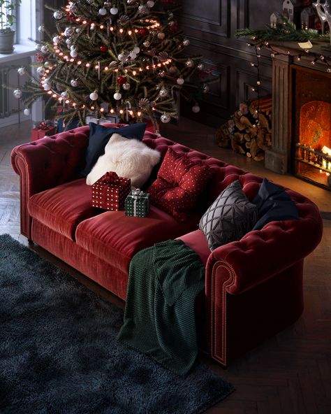 Christmas Luxury Home, Christmas Aesthetic Living Rooms, Dark Red Christmas Decor, Room Decorations Ideas, Christmas Couch, Christmas Shooting, Sofa Christmas, Silly Christmas, Moody Interior Design