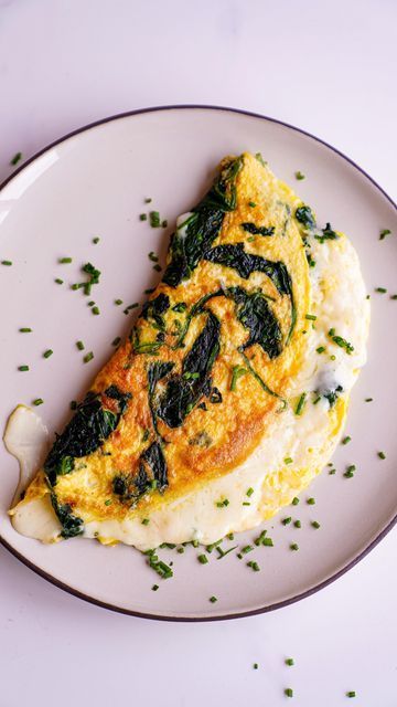 Roberto ChefBosquet on Instagram: "TORTILLA DE ESPINACAS VERSIÓN BRUTAl!Guarda para prepararla! • Ingredientes: -1 Puñado de brotes de espinacas -2 Huevos -1 Puñado de queso rallado Extra: puedes añadir tus especias preferidas y sal pero con la que contiene el queso será suficiente. 1. Saltea los brotes de espinacas 2. Añade los huevos batidos 3. Añade el queso y cocina unos instantes con tapa hasta que se funda 4. Cierra y sirve! • Si te ha gustado dale al like y comparte! Me ayudáis mucho🙏🏻M Cena Light, Food Gym, Ideas Food, 2 A, Almond, Healthy Recipes, Ethnic Recipes, 10 Things, On Instagram