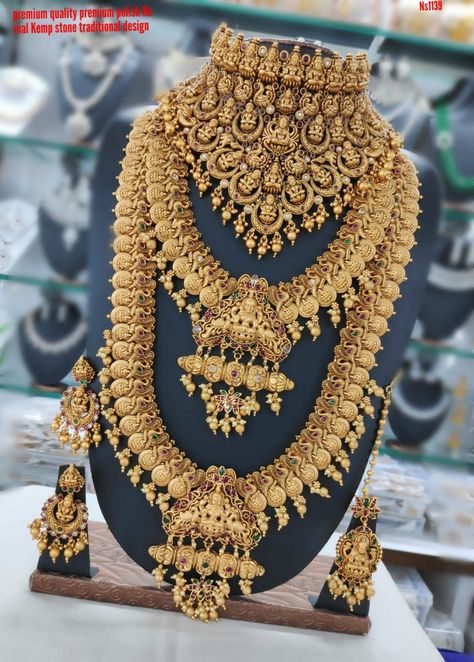 Gold Jewellery Set For Bride, Wedding Jewellery Collection Gold, Necklace Set Gold, Bridal Jewellery Inspiration, Indian Wedding Jewelry Sets, Bridal Necklace Designs, Neck Pieces Jewelry, Wedding Necklace Set, Indian Bridal Jewelry Sets