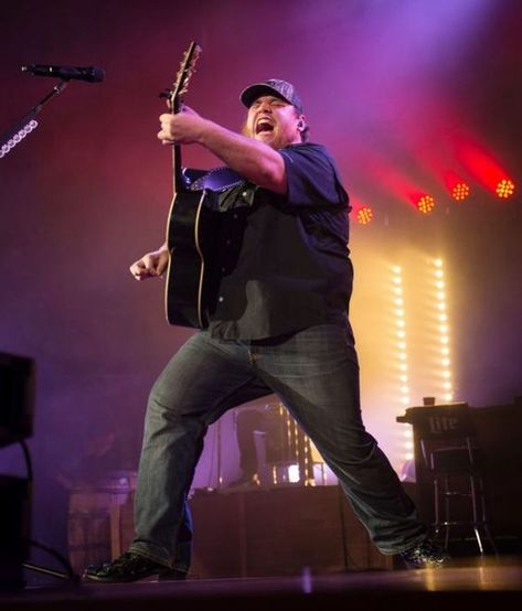 Megan Fox Face, Luke Combs Concert, Concert Outfit Men, Best Country Singers, Country Music Concerts, Luke Combs, Country Musicians, Toni Braxton, Brad Paisley