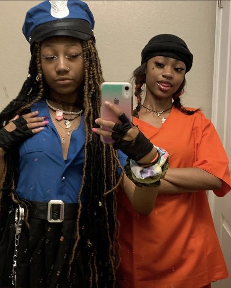 Duo Halloween Costumes Black And Mexican, Cute Halloween Costumes 2 People, Duo Halloween Costumes Black People, Halloween Outfits Duo, 4 People Costume Ideas, Matching Halloween Costumes For Besties, 2 People Halloween Costumes, 4 People Halloween Costumes, Casual Halloween Costumes