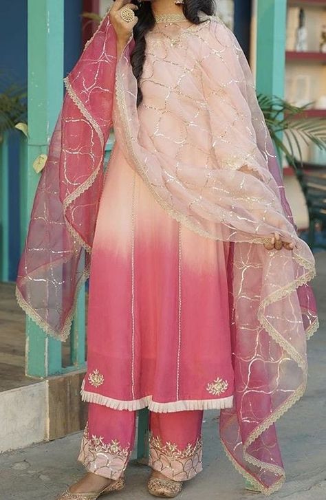 Handwork Design, Punjabi Dress Design, New Dress Pattern, Smart Casual Women Outfits, Punjabi Suits Designer Boutique, Stylish Kurtis Design, Suits Punjabi, Patterns Flowers, Velvet Dress Designs