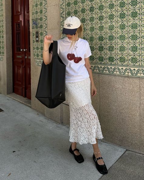 I’ve been loving white in my clothes lately☺️ T-shirt @pinkisblueshop Bag @the.blub.ua Skirt @bershka Cap @pullandbear White Lace Skirt Outfit Ideas, Lace Skirt Outfit Summer, White Lace Shirt Outfit, White Lace Skirt Outfit, Lace Skirt Outfit, Lace Shirt Outfit, Mood Broad, White Lace Shirt, Street Outfits