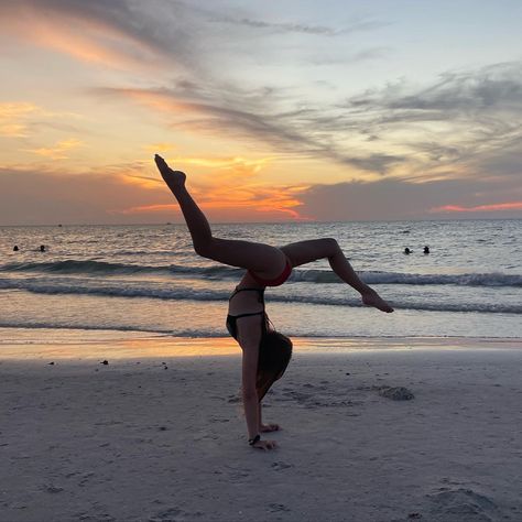 handstands Handstand On Beach, Aesthetic Gymnastics Pictures, Handstand Photo, Handstand Aesthetic, Beach Gymnastics, Vacay Pictures, Yoga On The Beach, Dance Pics, Gymnastics Photos