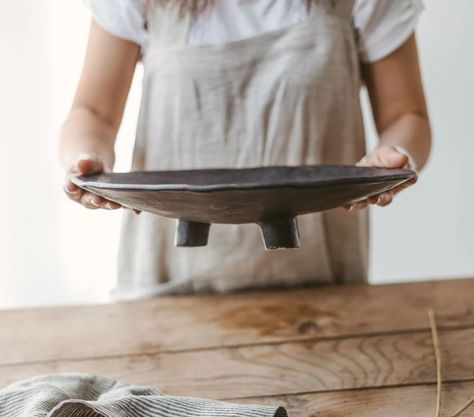 Black Centerpieces, Rustic Plates, Ceramic Platter, Pottery Platter, Cerámica Ideas, Dining Table Centerpiece, Ceramic Platters, Pottery Gifts, Modern Pottery