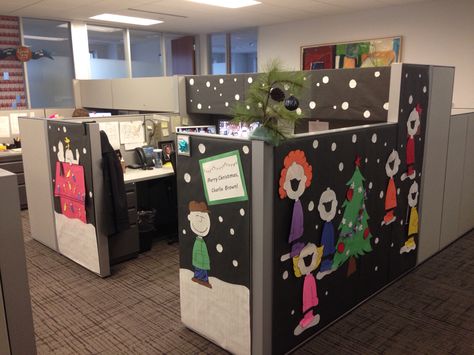 Merry Christmas, Charlie Brown! Cubicle decorating #office #peanuts #snoopy Charlie Brown Christmas Decorations, Diy Cubicle, Christmas Desk Decorations, Christmas Cubicle Decorations, Cabin Office, Christmas Classroom Door, Work Cubicle, Peanuts Christmas, Office Cubicle