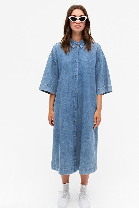 Oversized denim shirt dress - Mid blue - Midi dresses - Monki WW Oversized Denim Shirt Outfit, Winter Smart Casual, Shirtdress Outfit, Denim Style Women, Smart Casual Looks, Denim Shirt Outfit, Denim Fits, Oversized Denim Shirt, Shirt Dress Outfit