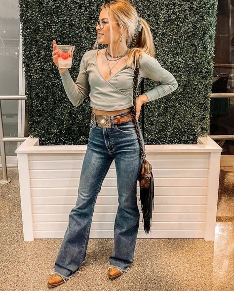 Casual Western Outfits For Women, Flair Jeans Outfit, Punchy Outfits, Western Dresses For Women, Southern Outfits, Country Style Outfits, Western Wear Outfits, Looks Country, Cute Country Outfits