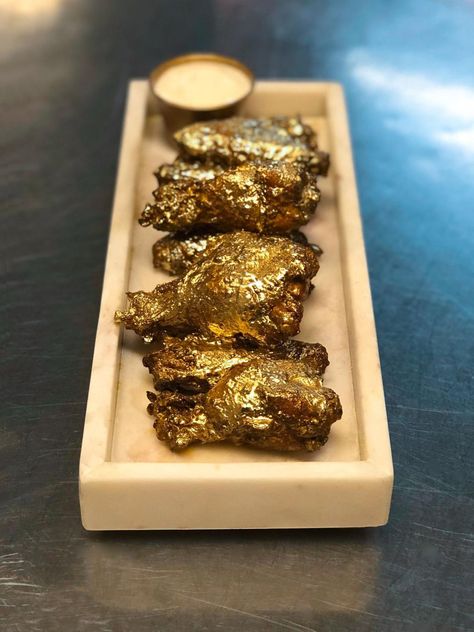 Gold-dusted chicken wings are coming to these New York eateries Golden Chicken Wings, Golden Food Ideas, Luxury Food Expensive, Fancy Food Recipes, Papa Jones, Fantasy Court, Luxurious Food, Golden Food, Gold Chicken