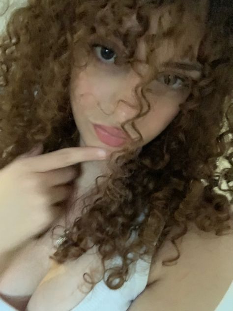 ig: xotwodayaa Curly Hair Latina, Hair Latina, Curly Head, Fine People, Pretty Ppl, Hairdos For Curly Hair, Hair Dye, Makeup Inspo, Picture Ideas