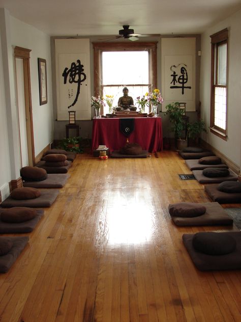 Still Point Zen Buddhist Temple, Detroit, MI Zen Temple Interior, Buddhist Meditation Space, Buddhist Interior Design, Buddhist Temple Interior, Buddhist Meditation Room, Buddhist Room, Buddhist Bedroom, Meditation Hut, Zen Altar