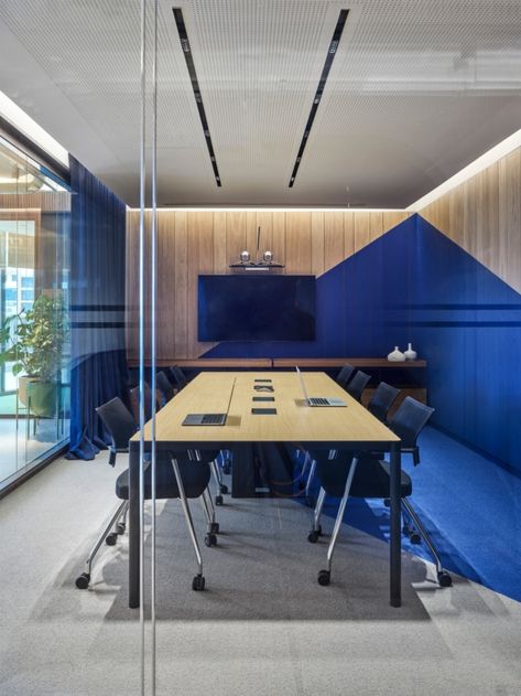 Blue Office Room, Conference Room Wall Design, Futuristic Office, Decorating Office, Office Room Design, Meeting Room Design, Redecorating Ideas, Open Space Office, Office Meeting Room