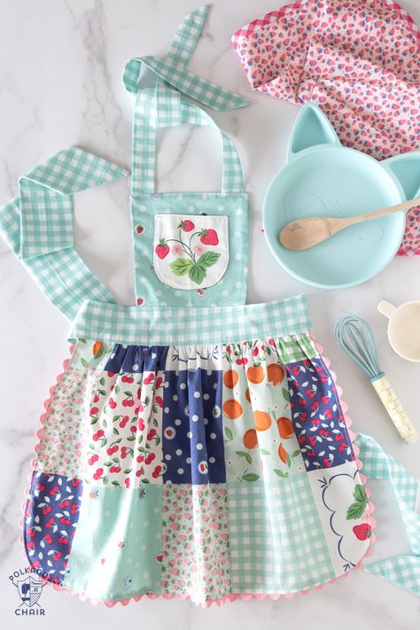 Girl Apron Pattern, Kids Apron Pattern Free, Childrens Apron Pattern, Free Apron Pattern, Child Apron Pattern, Pochette Diy, Apron Pattern Free, Kids Aprons, Apron Tutorial