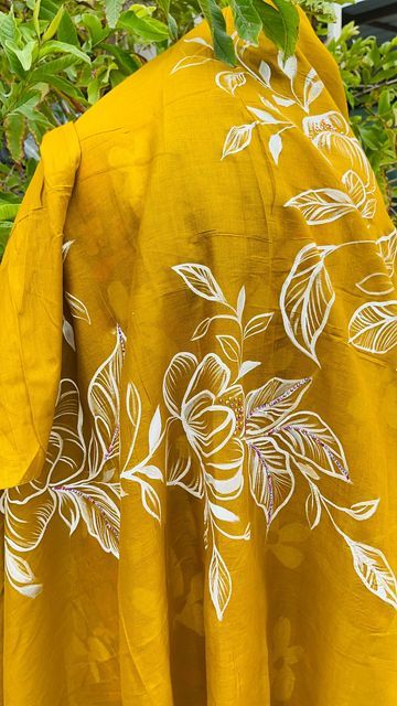 Fabric Painting Flowers Design, Fabric Painting Fabric Paint Designs Patterns, Dress Painting Designs, Hand Painting On Fabric, Sari Painting, Fabric Painting Ideas, Hand Painted Clothes, Painted Tshirt, Dupatta Painting