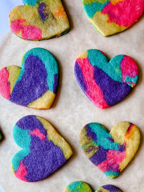 Tie Dye Cake Mix Cookies, Tie Dye Sugar Cookies, 90s Sugar Cookies, Sugar Cookie Shapes, 90s Cupcakes, Groovy Desserts, Tye Dye Cookies, Tie Dye Cookies, Heart Cookies Recipe