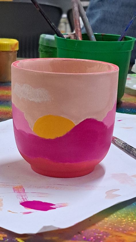 Aesthetic Pottery Painting Aesthetic Ceramic Painting Ideas, Minimalistic Pottery Painting, Easy Painting Ideas On Pottery, Paint It Pottery Ideas, Sun Pottery Painting Ideas, Pick And Paint Pottery Ideas, Pottery Painting Ideas Sunset, Retro Pottery Painting Ideas, Pottery Painting Ideas Landscape