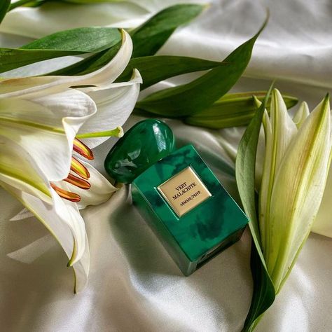 Mint Perfume, Glossy Red Lips, Green Perfume, Creamy Skin, Green Queen, Green Girl, Silent Movie, Emerald Color, Pretty Packaging