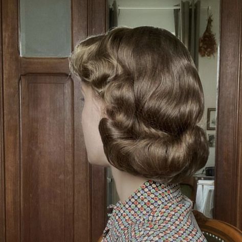 Vintage Retro Hairstyles, Vintage Bob Hairstyle, 1950 Hairstyle, 1940s Hair, Retro Hairstyle, Vintage Hair Salons, 1930s Hair, Historical Hairstyles, Faux Bob