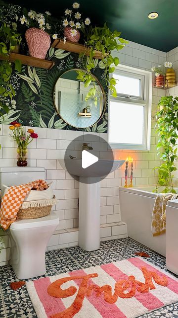 Rachel Verney on Instagram: "✨💚Bathroom Refresh 💚✨  I finally plucked up the courage to paint my tiny bathroom ceiling and I LOVE it!   The lovely Far’s ( @thehousewiththepinkbed) black bathroom ceiling has been living rent free in my brain for some time now. The fact she went for such a dark colour in a small space gave me the confidence that I could pull off the green ceiling of my dreams. I know I have a low ceiling but the room looks small no matter what, so I’m embracing it and I think it looks cosy. I think it looks bold with with the little gold pops on the light covers, mirror and storage baskets and I can’t believe I waited so long to do it!   I think it’s probably to be a love it or hate it look, which camp are you in?  #maximalisthome #upcycle #diy #stopandstaredecor #bathroom Colored Ceiling Bathroom, Small Colorful Bathroom, Colorful Small Bathroom, Colourful Homes, Colourful Bathroom, Small Bathroom Paint, Dark Green Bathrooms, Toilet Room Decor, Upcycle Diy