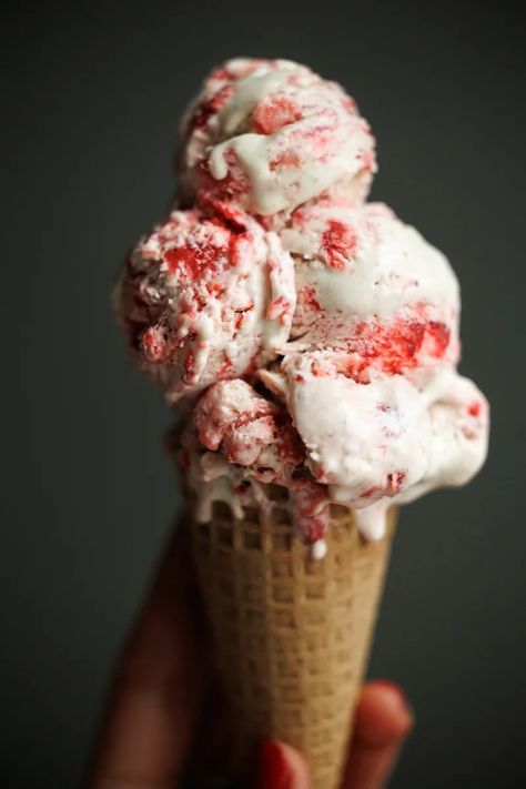 Crème glacée à la fraise et au basilic | Cuisinez | Télé-Québec Ice Cream Popsicles, Popsicles, Ice Cream, Cream